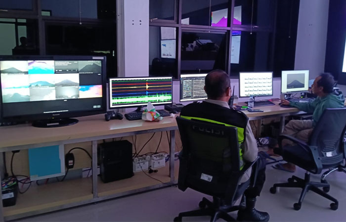 SAMBANG: Personel piket Pospol Kaliurang Polsek Pakem saat patroli dan koordinasi di Pos PGM di Kaliurang Barat.