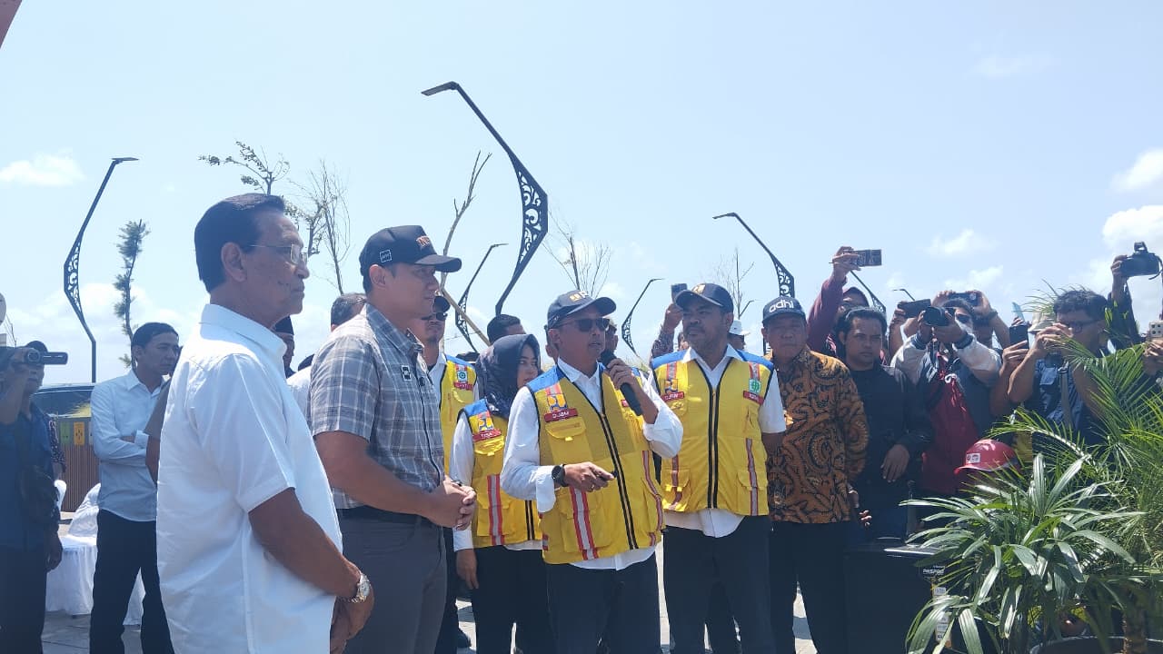 KUNJUNGAN: Menteri Koordinator Bidang Infrastruktur dan Pembangunan Kewilayahan AHY didampingi Gubernur DIY Hamengku Buwono X saat meninjau Jembatan Pandansimo Kamis (9/10)