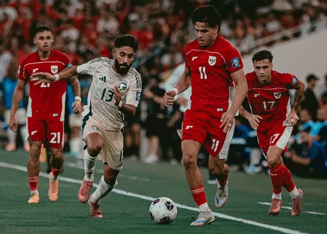 Ragnar Oratmangoen coba melindungi bola dari pemain Arab Saudi