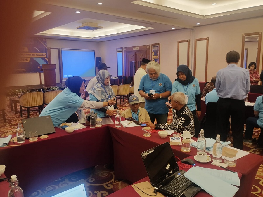 KOMPETEN: Lima orang peserta UKWmewawancarai Anggota Dewan Pers Busyro Muqoddas di Hotel Loman Park Hotel,&nbsp;Jumat (10/10/2025).
