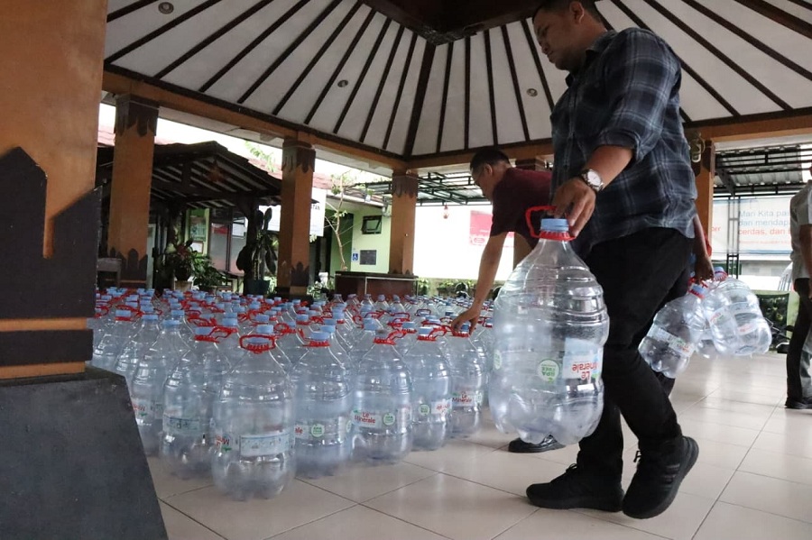 GALON: Jajaran pegawai Sekretariat DPRD Kota Jogja saat menyerahkan ribuan galon kepada kelurahan Cokrodiningratan, Jetis,&nbsp;Jumat (10/10/2025)