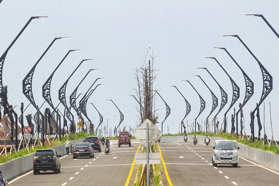 Kendaraan bermotor melintas di Jembatan Pandansimo yang menghubungkan Kabupaten Bantul dan Kabupaten Kulon Progo, beberapa waktu lalu.