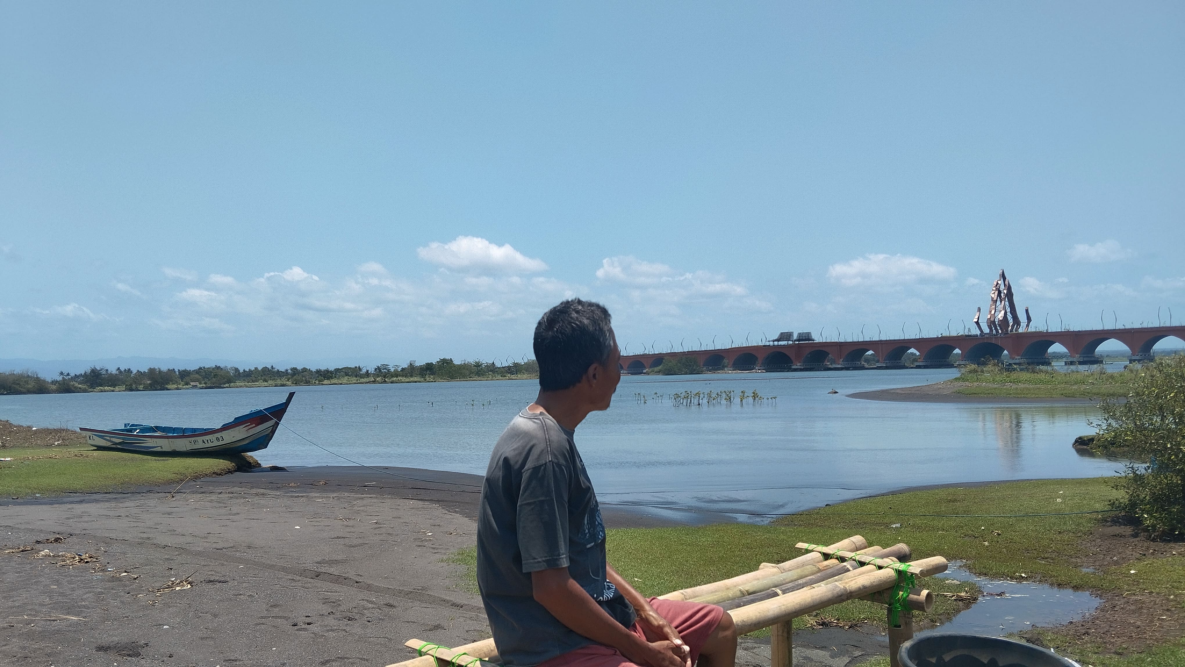 Wisatawan sedang menikmati pemandangan yang berada di Muara Pandansimo Jumat (10/10)&nbsp;  &nbsp;
