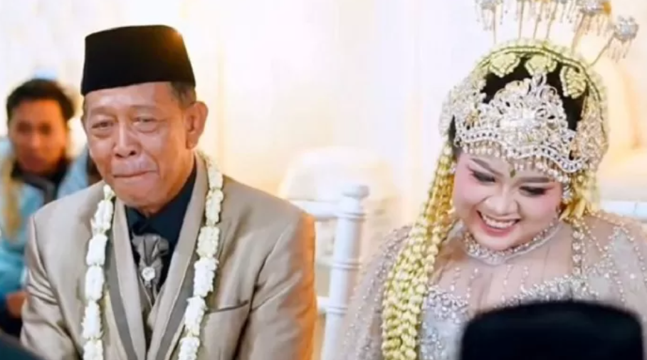 Pernikahan Mbah Tarman (74) dan Shela (24) di Pacitan viral usai mahar Rp3 miliar yang dijanjikan ternyata cek palsu. (Tiktok KandangPacitan