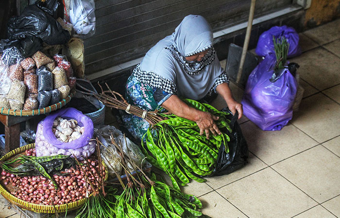 KURANGI TIMBULAN SAMPAH: Pedagang mengemas dagangannya menggunakan kantong plastik di Pasar Beringharjo, Kota Jogja, Jumat (10/10/2). Pemkot Jogja tengah fokus mengurangi timbulan sampah.