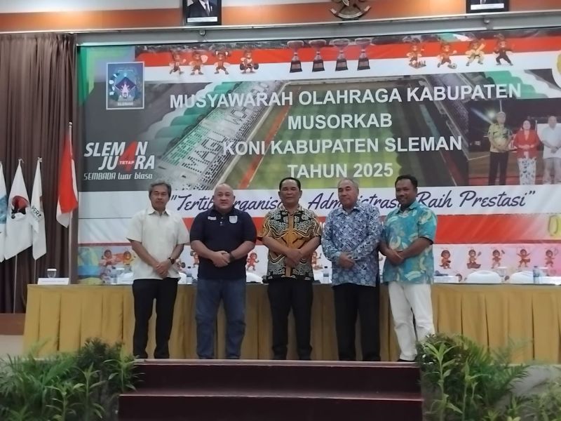 Ketua Umum KONI Sleman periode 2025-2029 Haris Sutarta (tengah) saat berfoto bersama tim formatur KONI Kabupaten Sleman, Sabtu (11/10/2025).