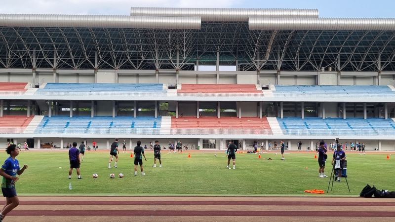 Para pemain PSIM Jogja saat menjalani latihan rutin di Stadion Mandala Krida Yogyakarta.&nbsp;