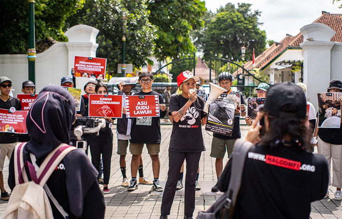 TERUS EDUKASI: Para relawan AFJ saat mengampanyekan larangan perdagangan dan pengonsumsian daging anjing dan kucing di Jogja.