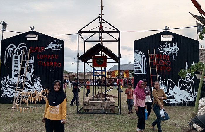 Fasad instalasi seni &ldquo;Sumur Tiban&rdquo; karya kolektif ABDW menjadi pintu masuk utama FKY 2025 di Lapangan Logandeng, Playen, Gunungkidul.