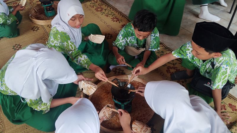 TEKUN: Kunjungan siswa dari luar kota yang sedang belajar membatik kayu di Desa Wisata Krebet