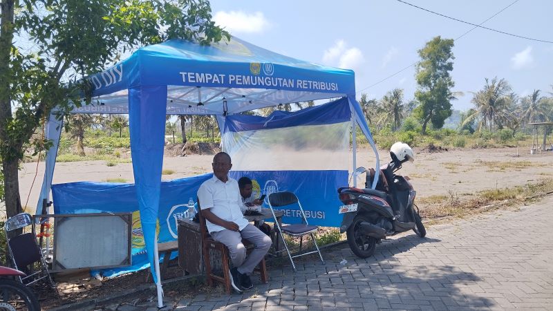 KURANG MEMADAI: Tenda tempat pemungutan retribusi di Pantai Cangkring.
