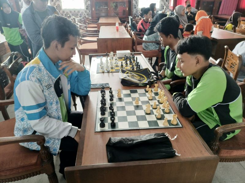 BERTANDING : Perwakilan pelajar dari berbagai sekolah mengikuti Popda 2025 di gedung Disdikpora Kebumen, Sabtu (11/10).