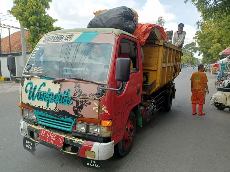 PROSES PEMBERSIHAN: Petugas DLHKP Kebumen mengangkut sampah di wilayah perkotaan. Sampah tersebut kemudian dibuang ke TPA Kaligending, Karangsambung.
