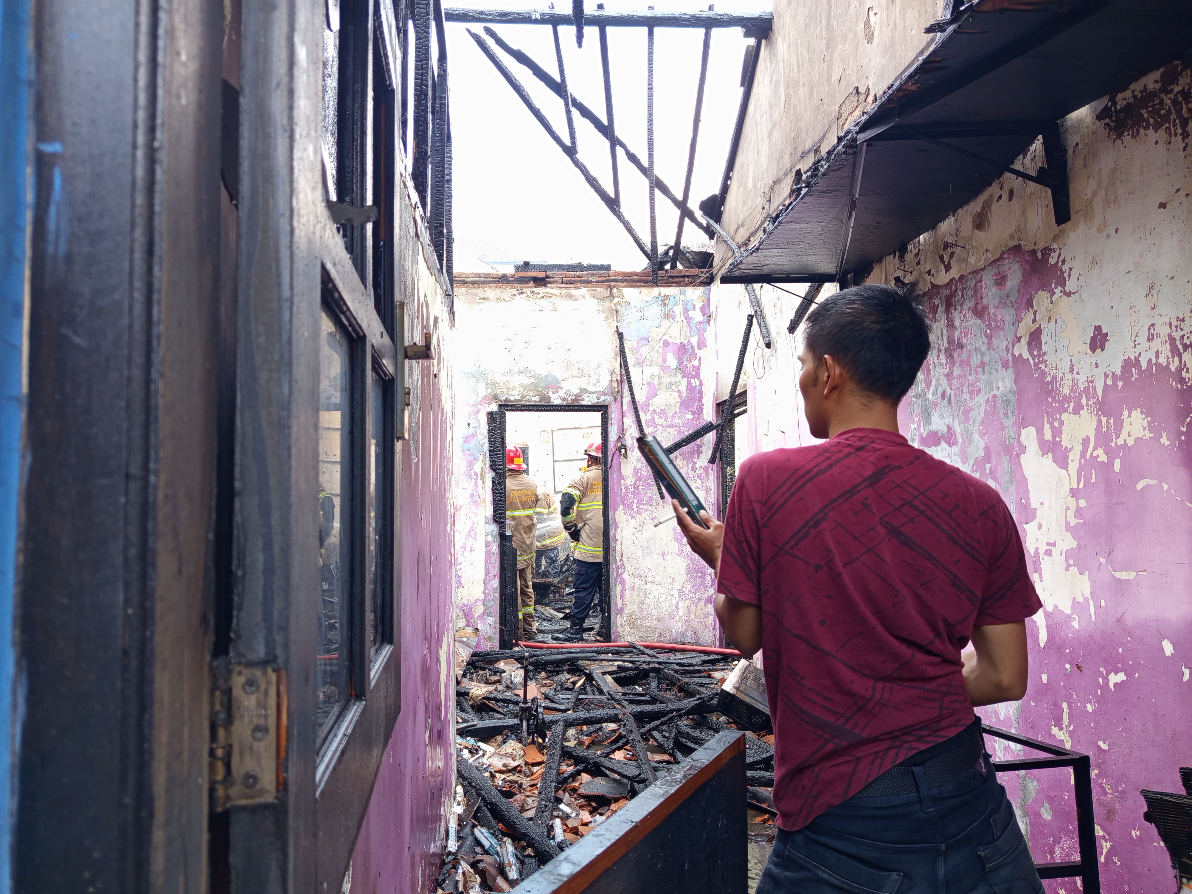 PENDINGINAN: Tim Damkar Kota Magelang segera memadamkan api dan berhasil padam satu jam kemudian.