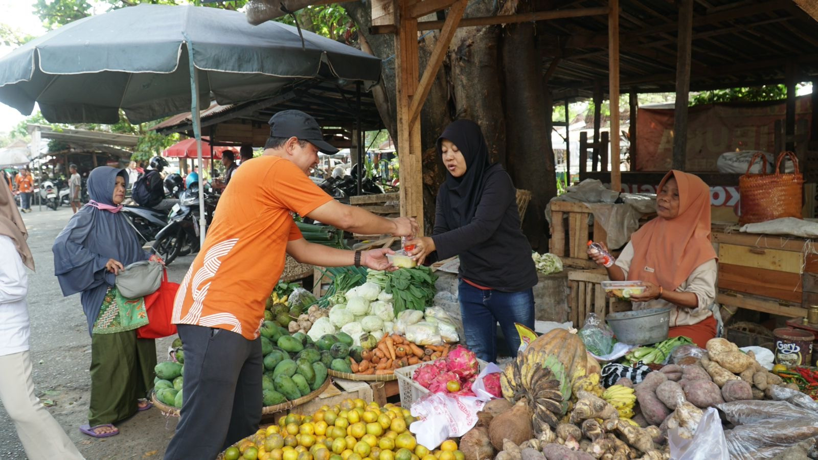AKSI SOSIAL: Pegawai BPS Kabupaten Magelang membagikan makanan kepada warga.