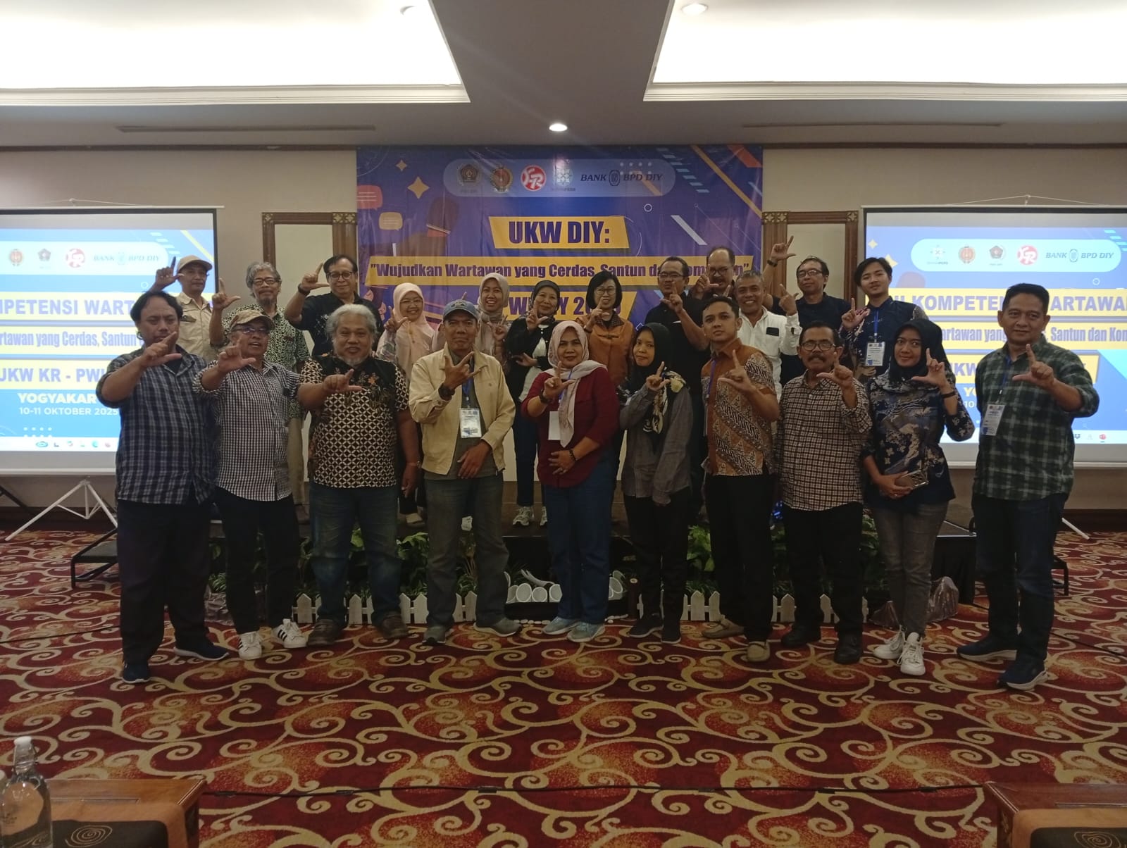 Peserta, penguji, dan panitia Uji Kompetensi Wartawan saat penutupan acara di Loman Park Hotel Sleman, Sabtu (11/10/2025).