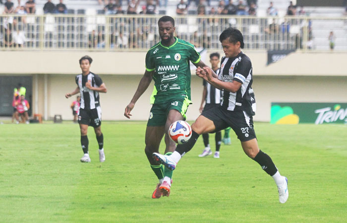 KEMENANGAN BERUNTUN: Pemain PSS Sleman Fr&eacute;d&eacute;ric Inja&iuml; saat berebut bola dengan pemain Kendal Tornado FC di Maguwoharjo International Stadium (MaGIS) Minggu (12/10).