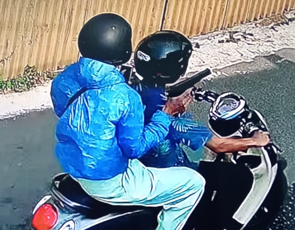 Kedua pelaku perampasan handphone saat tertangkap rekaman kamera pengawas.