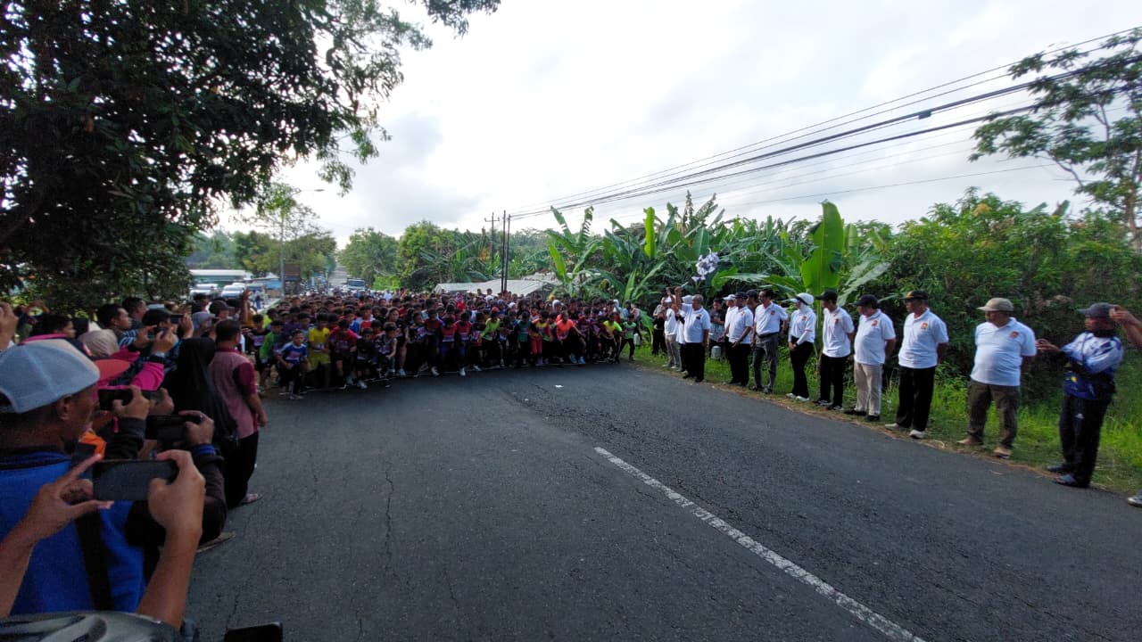 ANTUSIAS: Siswa sekolah dasar antusias mengikuti Manunggal Run.