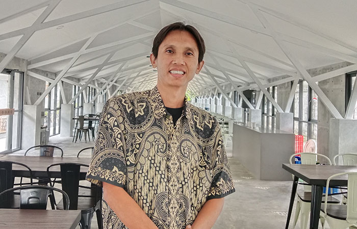 Kepsek SMP BMD Jogjakarta Tri Widaryanto di ruang makan.