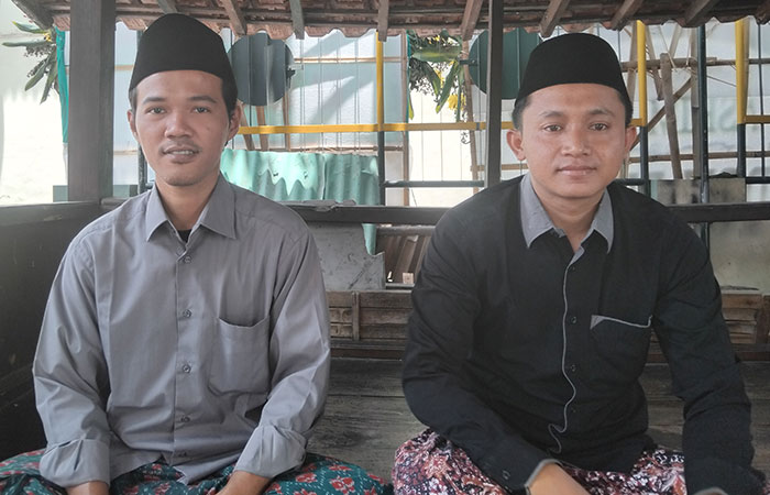 Salah seorang juru masak Ponpes An Nur Ngrukem Adit Hestu (kiri).
