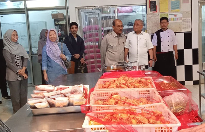 DUA DEKADE: Suasana dapur dan foto para siswa Al Azhar Jogjakarta saat menikmati makanan bergizi lewat program Taman Gizi dari sekolah.