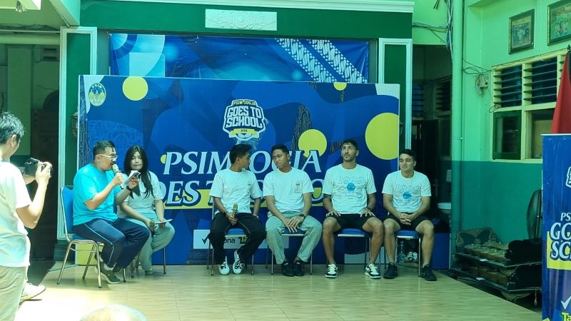 BANGGA: Para pemain PSIM,  termasuk Savio Sheva yang juga alumni saat mengunjungi SMPN 13 Jogja Senin (13/10).