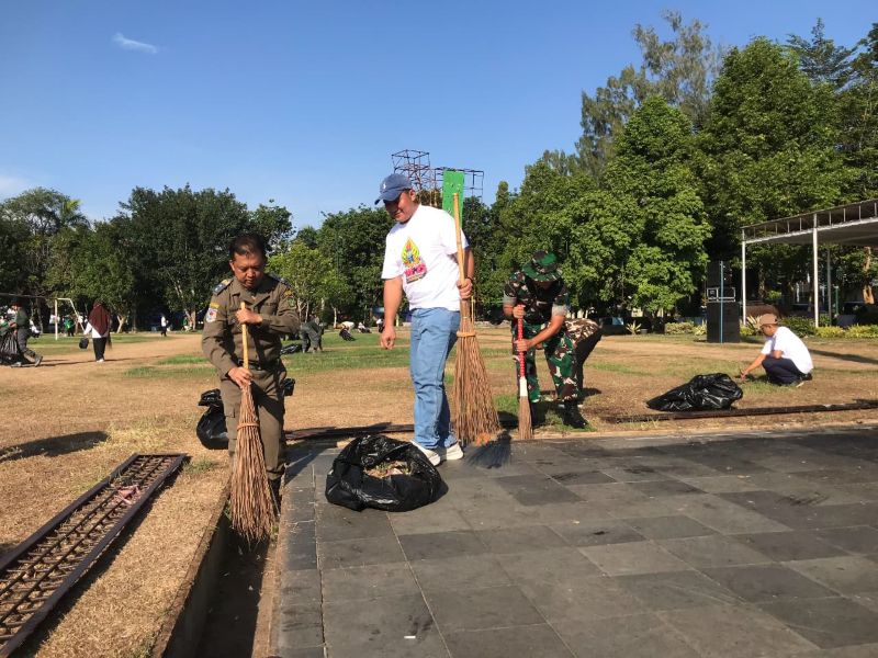 RESIK: ASN lingkup pemkab dan TNI melakukan bersih-bersih Alun-Alun Wates.&nbsp;