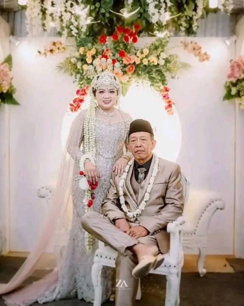 Pernikahan mbah Tarman, pria berusia 74 tahun asal Karanganyar menikah Shiela Arika (24) dengan mahar cek fantastis senilai Rp 3 miliar.