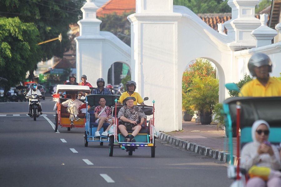 Wisatawan mancanegara berkeliling menggunakan becak motor saat melintas di Jalan Rotowijayan, Kota Jogja, Senin (13/10/2025).