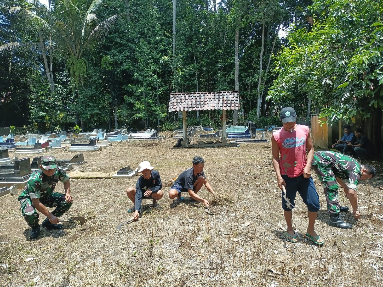 RUMAH TERAKHIR : TNI bersama warga Desa Banjurpasar, Kecamatan Buluspesantren mempersiapkan liang kubur untuk pemakaman jenazah prajurit TNI Praka Amin Nurohman, Senin (13/10).