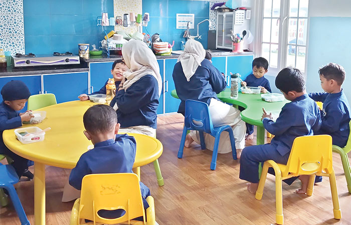LAHAP: Suasana saat siswa Fawwaz GIS melaksanakan program makan siang.