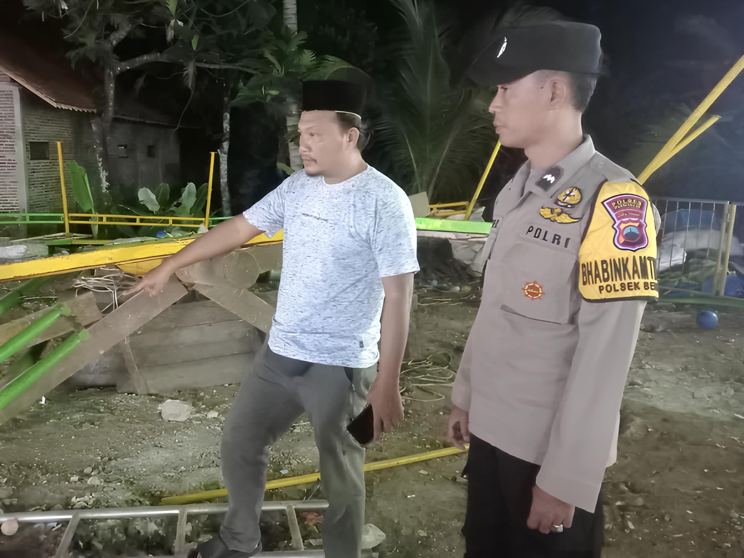Polisi melakukan olah tempat kejadian perkara (TKP) di lokasi ambruknya wahana pasar malam di Desa Kaliboto, Kecamatan Bener pada Sabtu (11/10) malam. (Dokumentasi Polsek Bener)