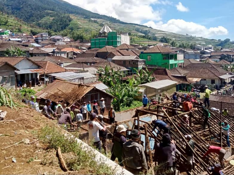 BPBD bersama warga setempat melakukan pembersihan akibat tanah longsor yang menimpa tiga rumah di Dusun Prampelan I, Adipuro, Kaliangkrik, Senin (13/10).