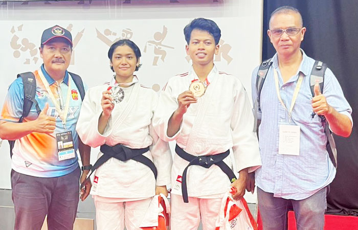 MEDALI: Dua atlet Judo DIJ Hagia Sofia (dua dari kiri) dan Diovi Nouval Muafa (dua dari kanan) Bersama Pengurus KONI DIJ.
