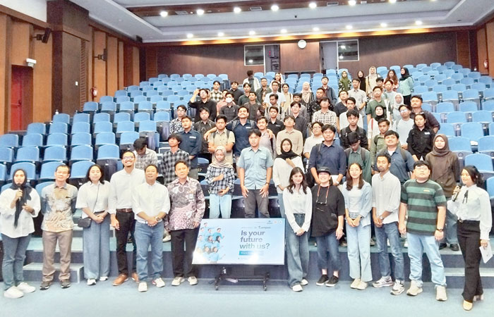 Para pengurus PSS Sleman dan PT Ithaca Resources foto bersama para mahasiswa di Auditorium SGLC Lantai 3, Fakultas Teknik UGM, Senin (13/10/2025).