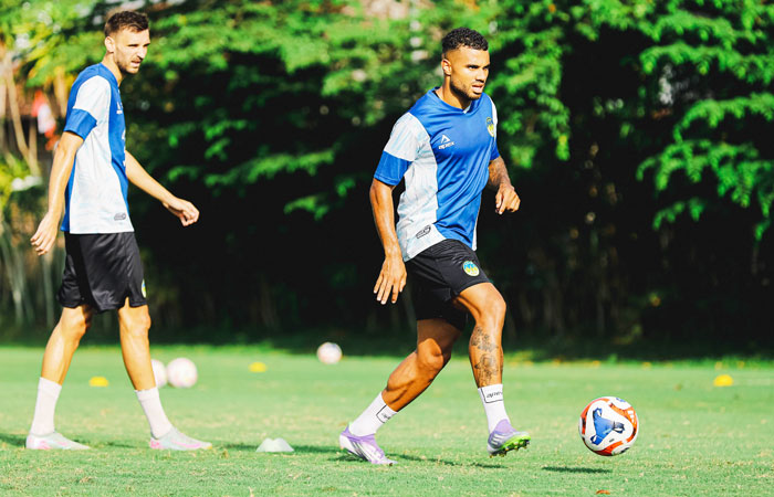 MENEPI DULU: Winger PSIM Jogja Anton Fase yang kini mengalami cedera saat latihan.