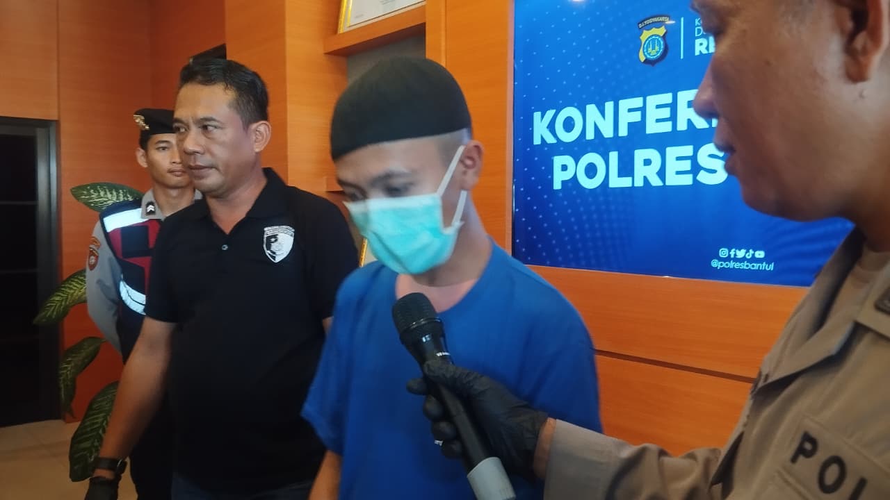 TERTUNDUK LESU: Pelaku pencurian sepeda motor Suprihatin dalam jumpa pers Senin (13/10)