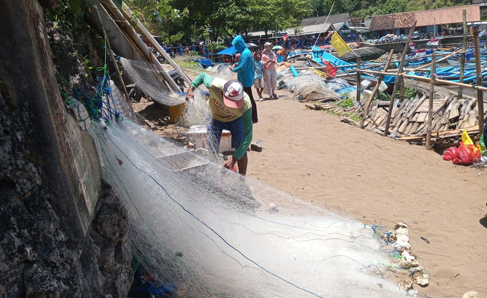 Pelabuhan Sadeng di Kapanewon Rongkop Gunungkidul menjadi penyumbang terbesar hasil tangkapan laut di Jogjakarta, selama ini ratusan nelayan di Pelabuhan Pantai Sadeng masih