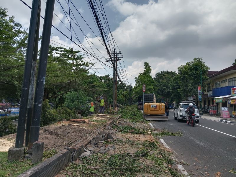 MULAI DITEBANG: Proses revitalisasi taman di Jalan KRT Pringgodingrat. Pohon glodogan sudah ditebang Selasa (14/10).