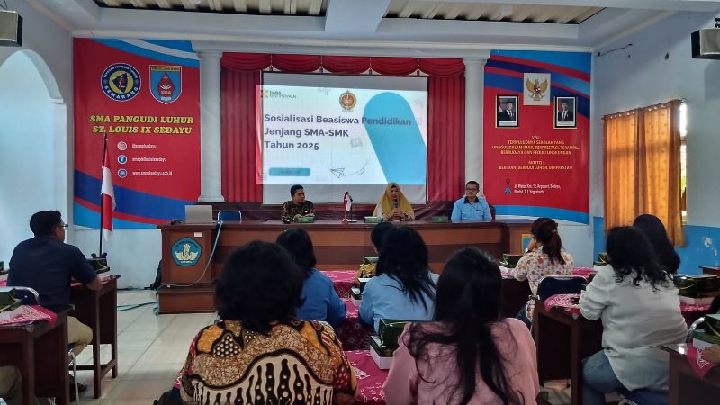 Anggota Komisi D DPRD DIY Arni Tyas Palupi menyampaikan materi sosialisasi beasiswa pendidikan menengah di SMA Pangudiluhur, Sedayu, Bantul, Selasa (14/10).