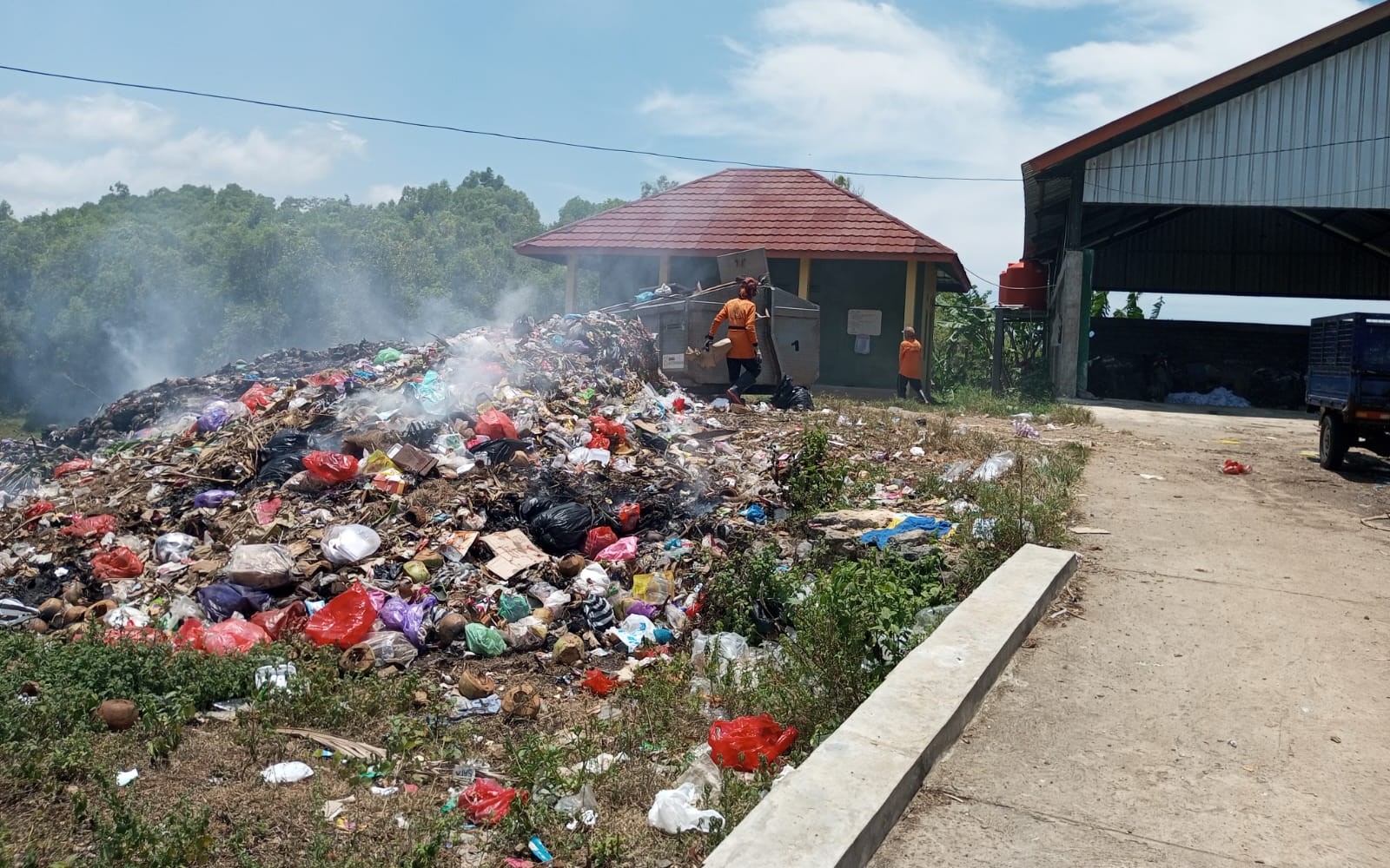 Kondisi tempat penampungan sampah sementara di dalam kawasan wisata Pantai Baron.