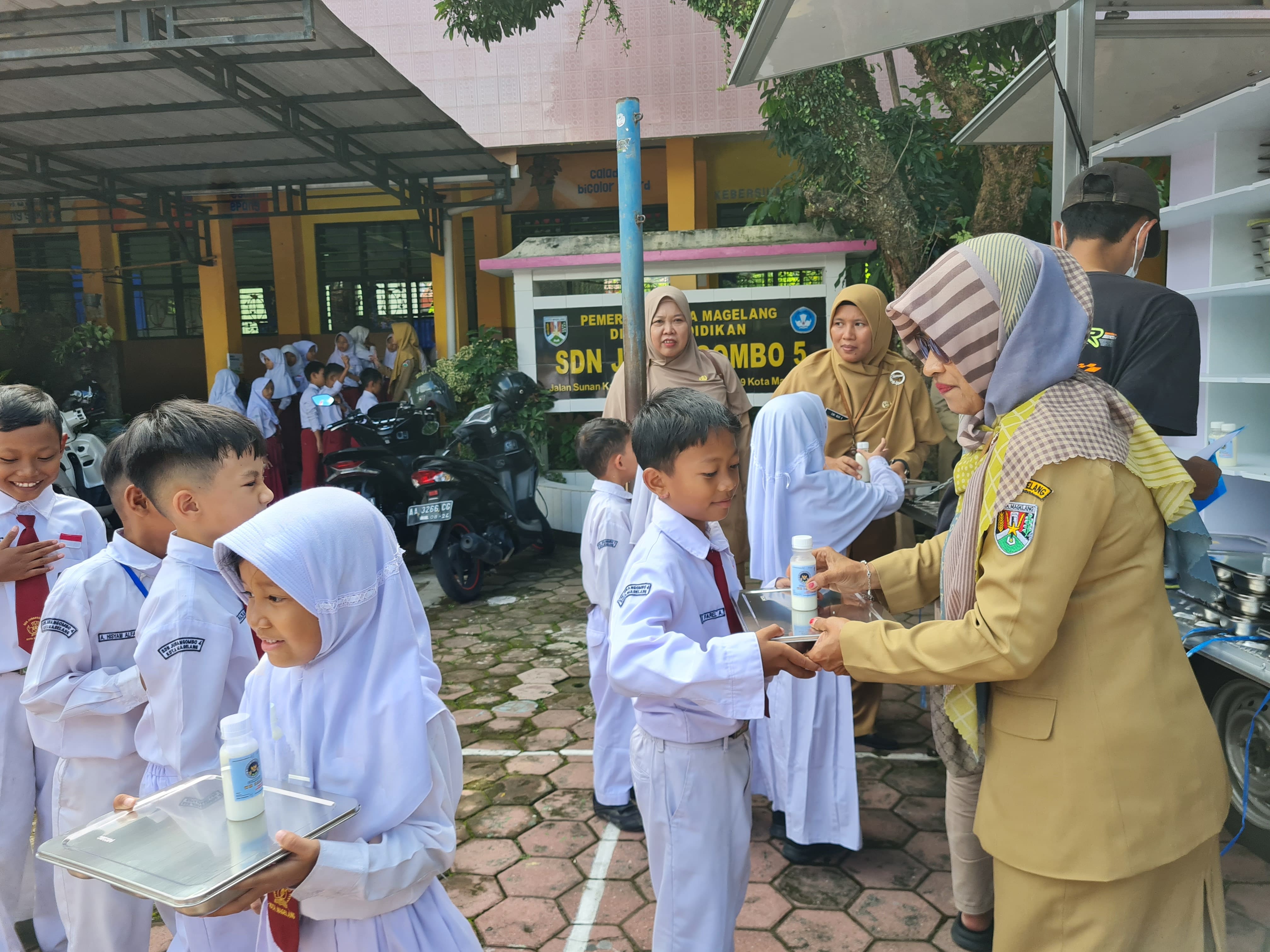 Sejumlah siswa SDN Jurangombo 5 tampak antusias mengantre untuk mendapatkan paket makanan bergizi.