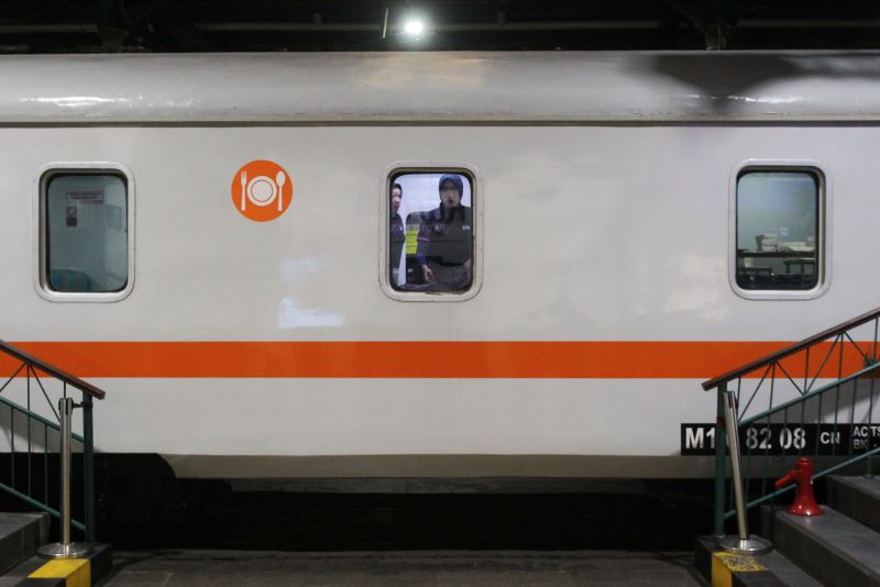 Prami beraktivitas di dalam gerbong kereta api saat transit di Stasiun Lempuyangan, Kota Jogja Selasa (14/10). Jutaan masyarakat terdata mengakses layanan kereta api di Stasiun Lempuyangan