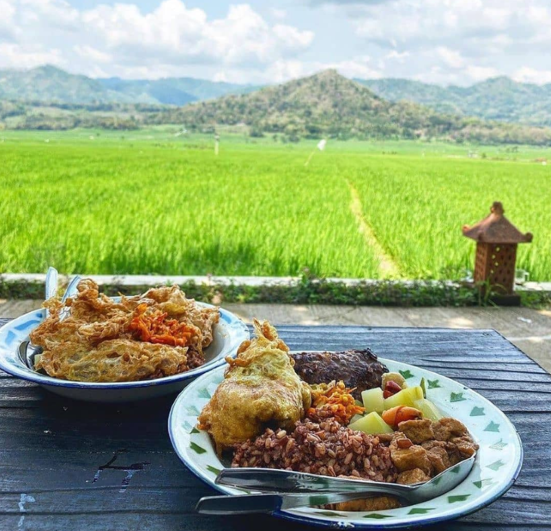 Menikmati kuliner di Geblek Pari Nanggulan Kulon Progo.