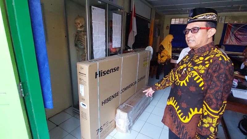 MENERIMA: Kepala Sekolah SMPN 1 Sentolo menunjukkan panel IFP.