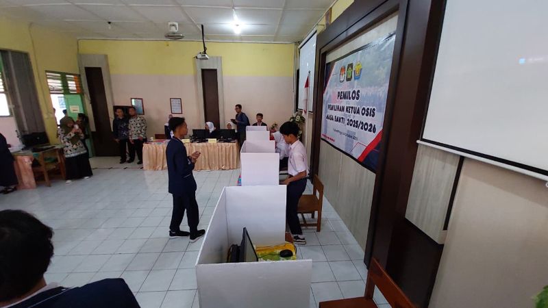 COBLOS: Siswa SMPN 1 Pengasih memberikan hak suaranya di bilik suara.&nbsp;