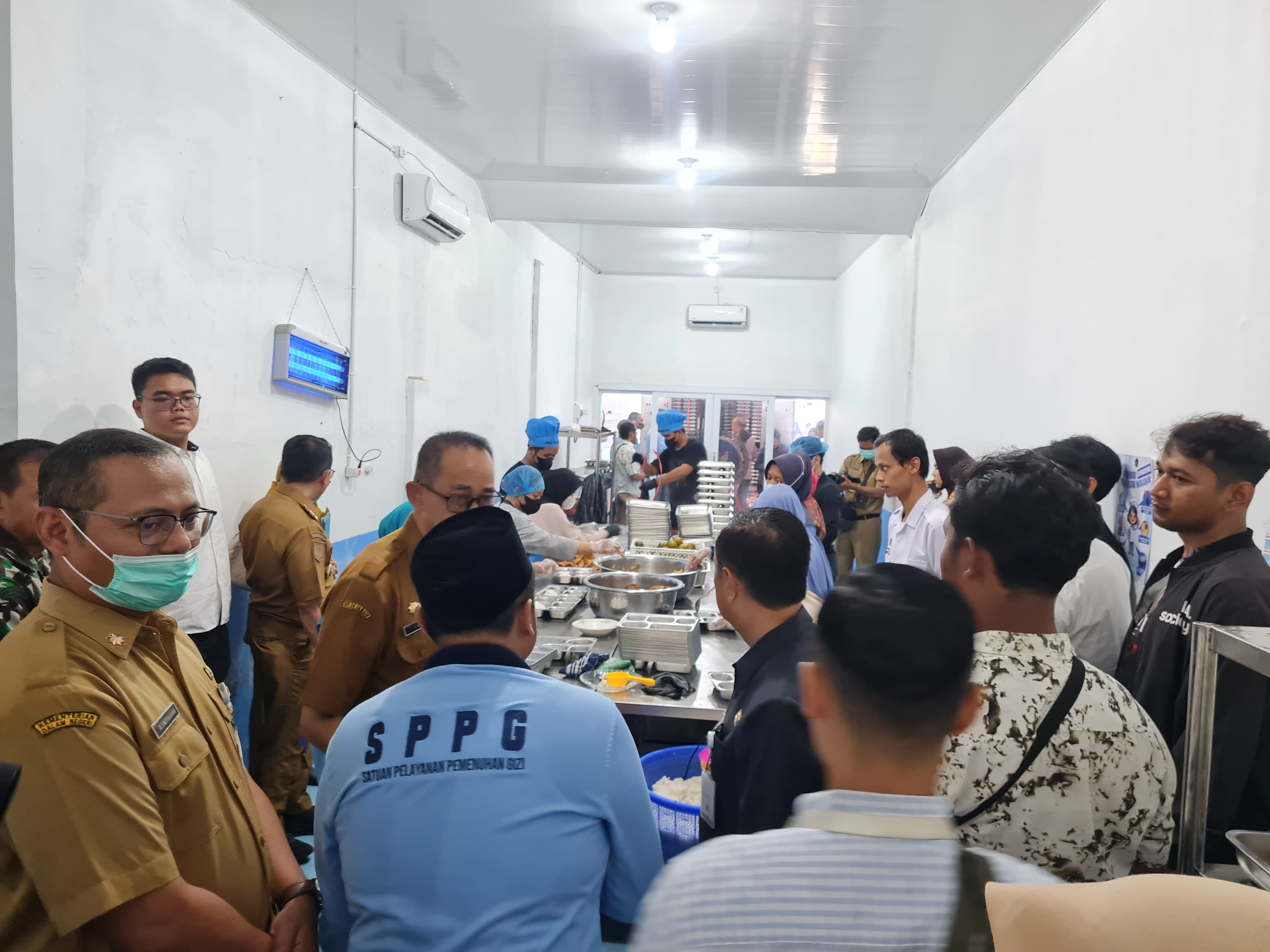 Wali Kota Magelang bersama jajarannya dan forkopimda saat meninjau SPPG Jalan Kalimas, Selasa (14/10).  &nbsp;
