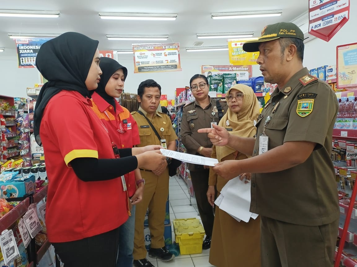 Tim terpadu yang terdiri dari Satpol PP, TNI, Polri dan dinas teknis menggelar operasi pemantauan perizinan toko modern yang berada di wilayah Kebumen, Selasa (14/10). (M Hafied/Radar Jogja)
