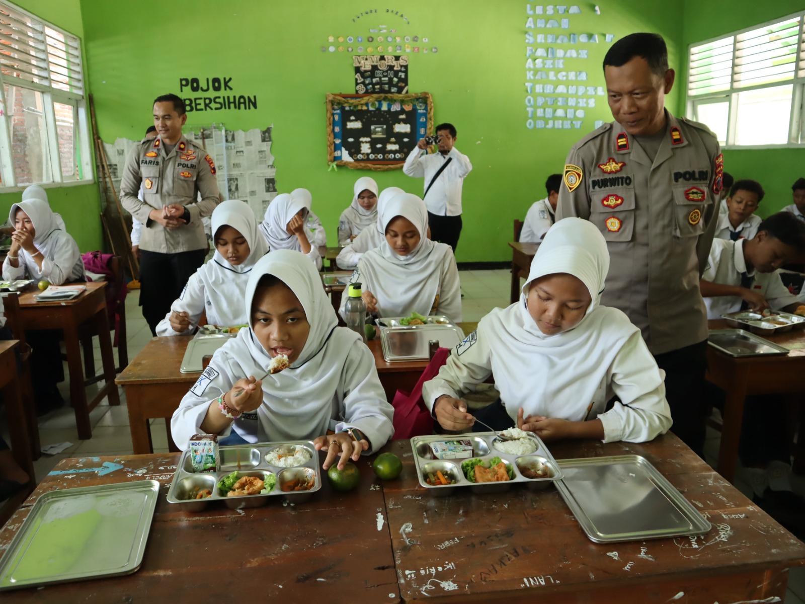 Wakapolres Kebumen Kompol Faris Budiman meninjau pelaksanaan program Makan Bergizi Gratis (MBG) yang disalurkan Satuan Pelayanan Pemenuhan Gizi (SPPG) Yayasan Kemala Bhayangkari.